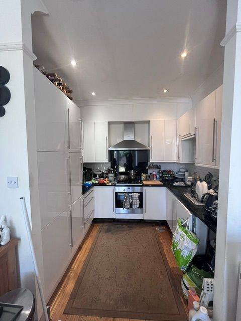 Full White Kitchen Units with Oven and Hob 7kg Washing Machine– Good Condition