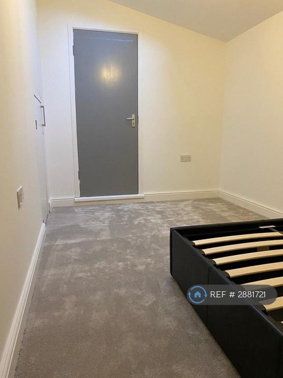 Studio flat in Ainslie Wood Road, London, E4 (#2881721)