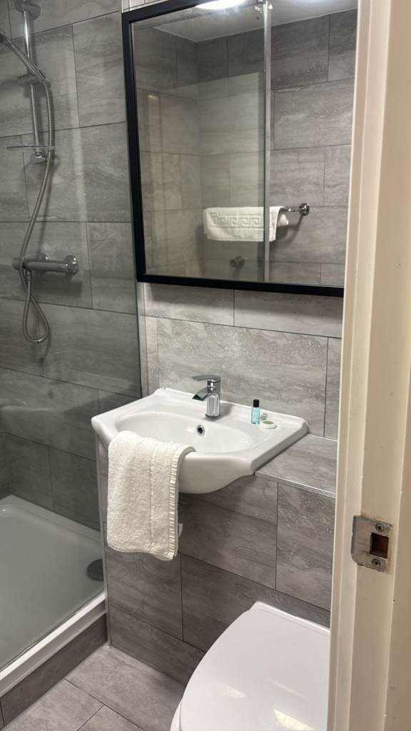 En-suite double room-available immediately in central location Mansfield