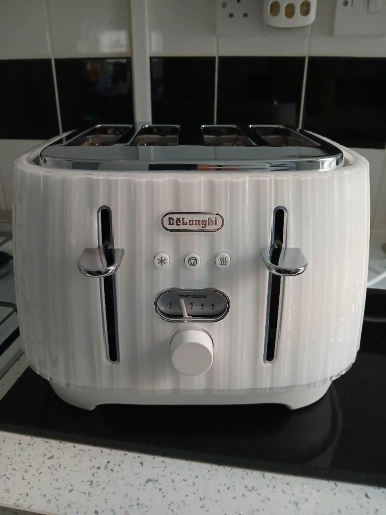 DeLonghi 4-Slice Toaster - White, As Good As New
