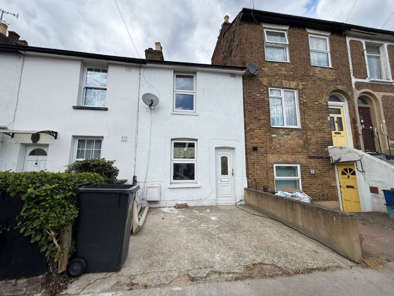 Newly refurbished two bedroom home - Company Let welcome - CR0