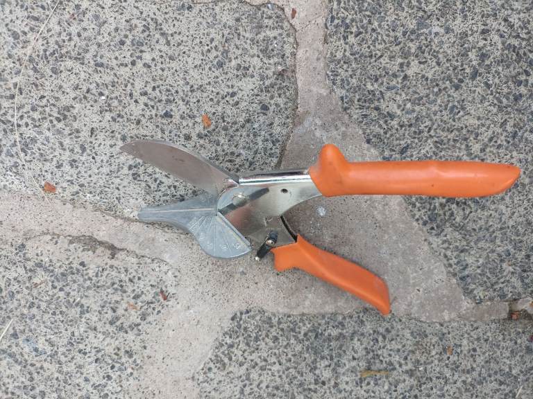Mitre shears