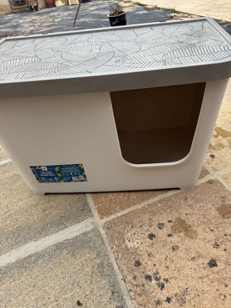 Cat litter tray with hood