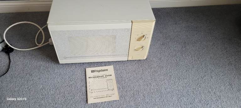 Slow cooker, blender, toastie maker, microwave 