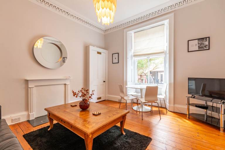 Desirable, 2 bedroom, ground floor flat near Causewayside – available May