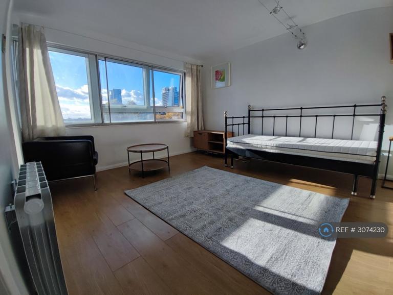 Studio flat in Park House, London, N4 (#3074230)