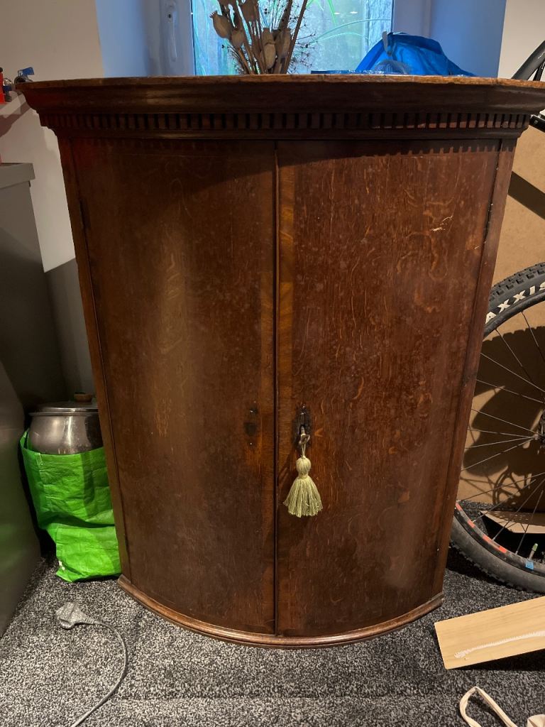 Corner cupboard