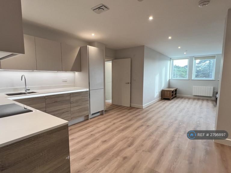 2 bedroom flat in Christchurch Road, Bournemouth, BH1 (2 bed) (#2798897)