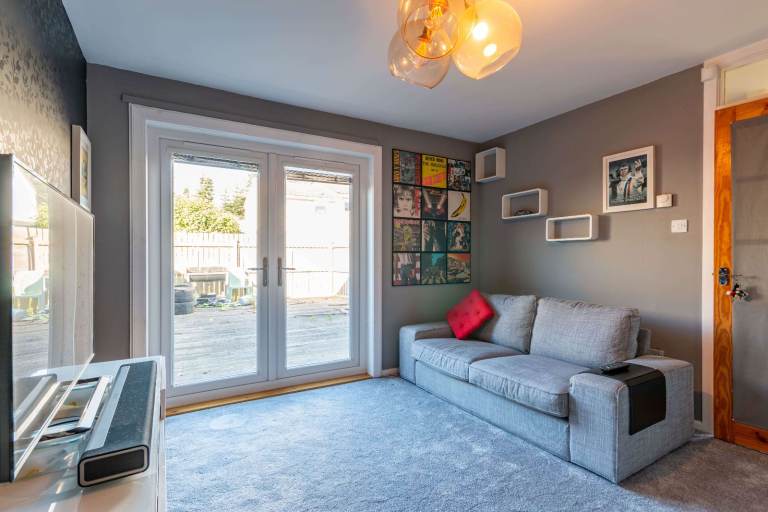 Bright, 1 bedroom, semi-detached house with garden, in Liberton – available June