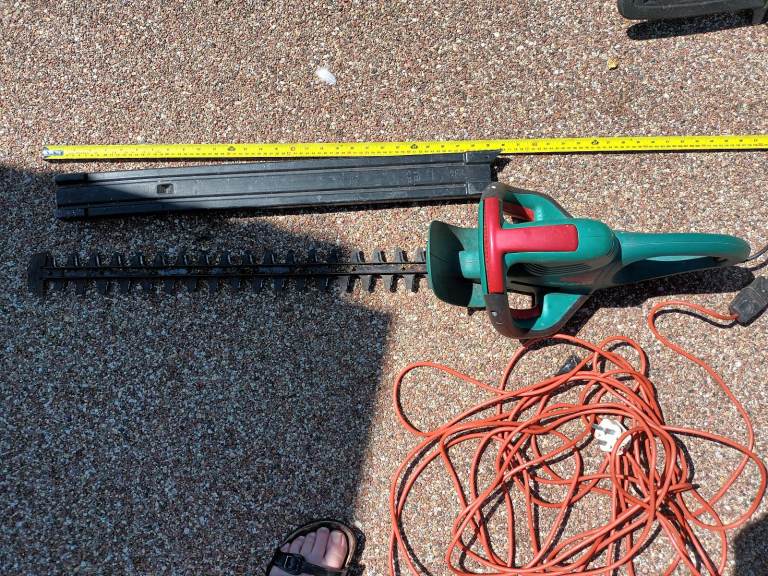 ELECTRIC HEDGE TRIMMER