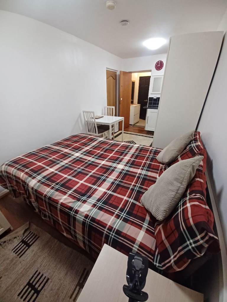 Double Room For Rent/To Let UB1 3DU