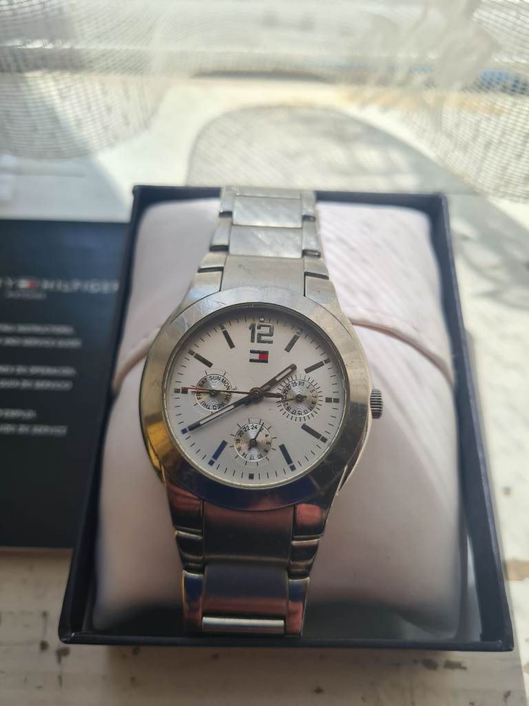Tommy hilfiger mans watch not working. 