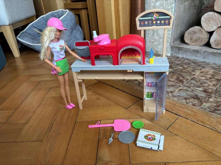 Barbie pizza chef doll and play set
