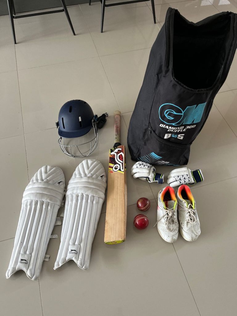 Kookaburra size 6 junior bat + junior kit and helmet
