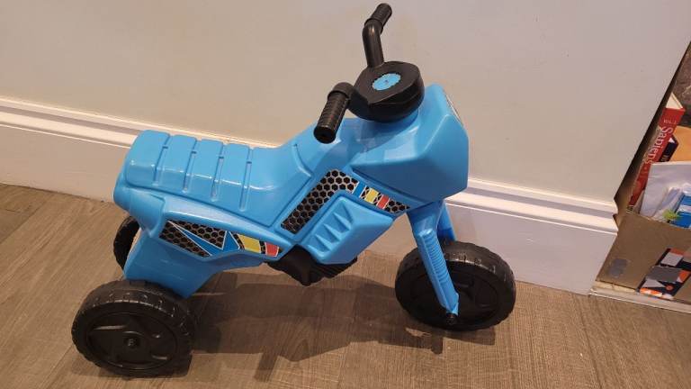 Plastic bike (3 wheels)