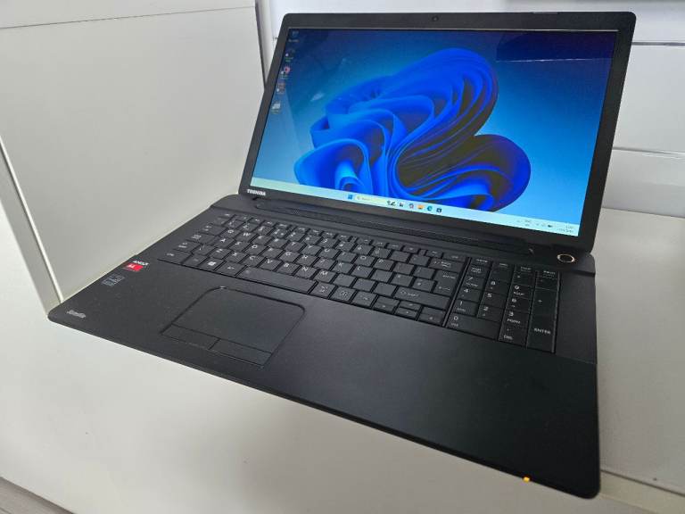 Toshiba Satellite C70D 17inch laptop 8GB Ram, Win 11
