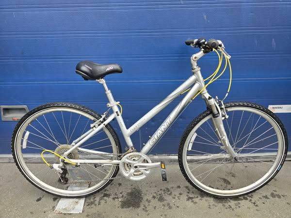 Ladies hybrid bike GIANT CYPRESS LX Wheels 700c Frame 17" VGC!