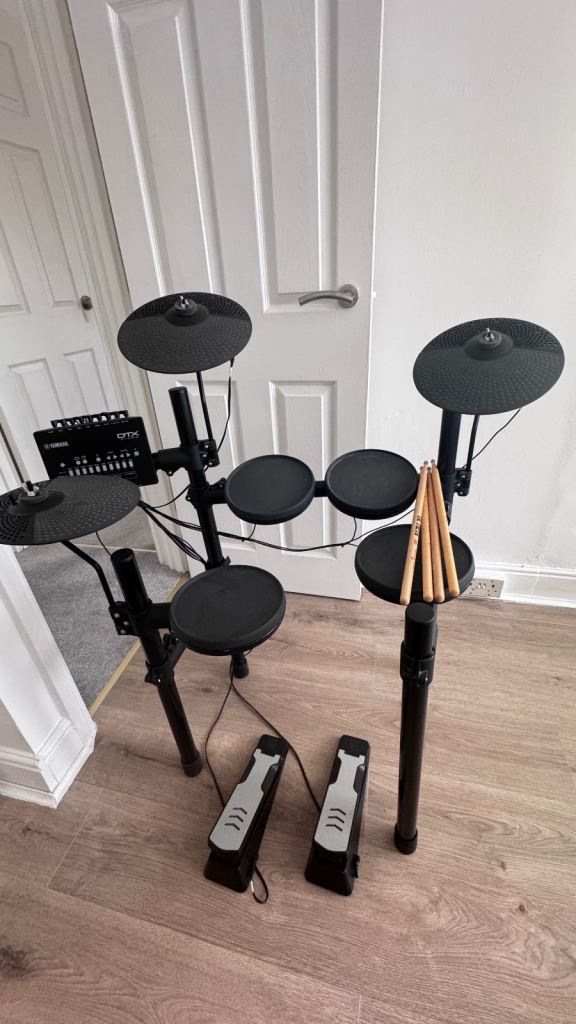 Yamaha DTX402K Electronic Drum Kit with Sticks and Manual