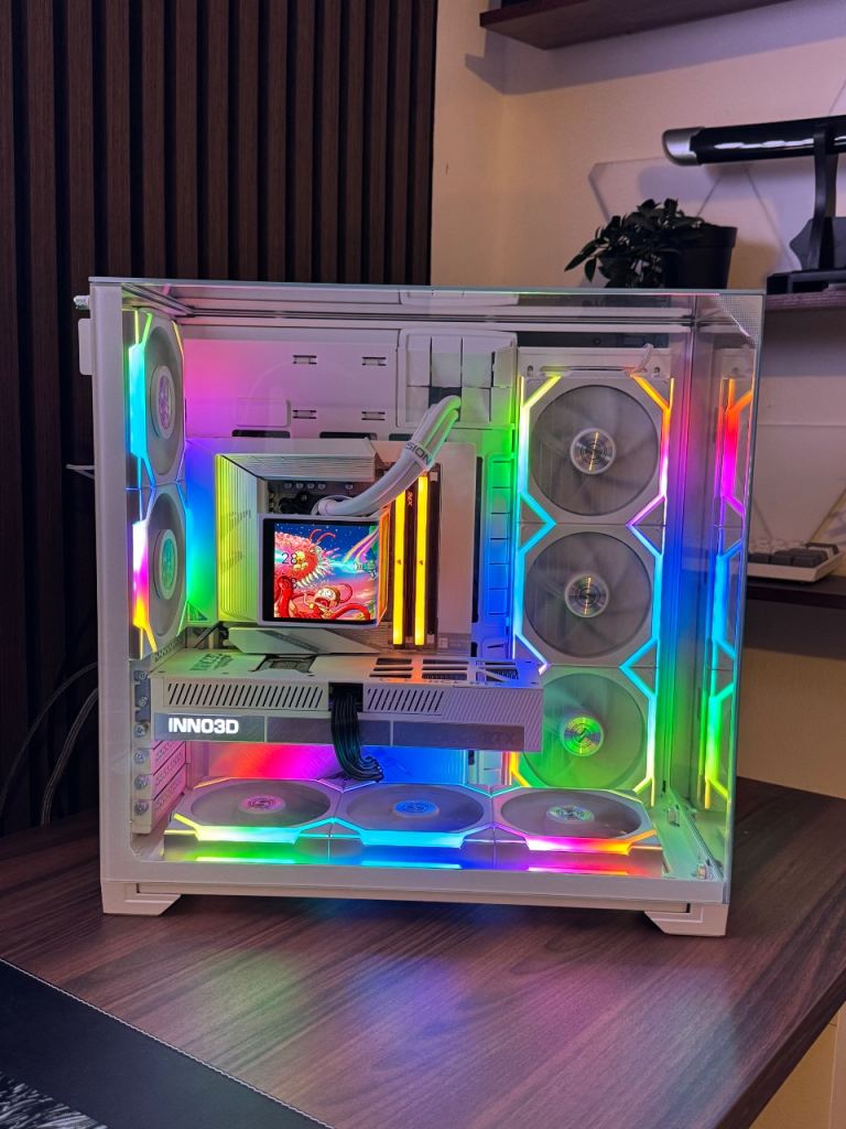 Rtx 5080 and Ryzen 7 7800x3d all white Lian li pc 
