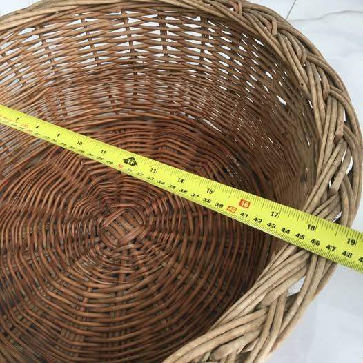 Wicker cat basket/small dog basket Good condition