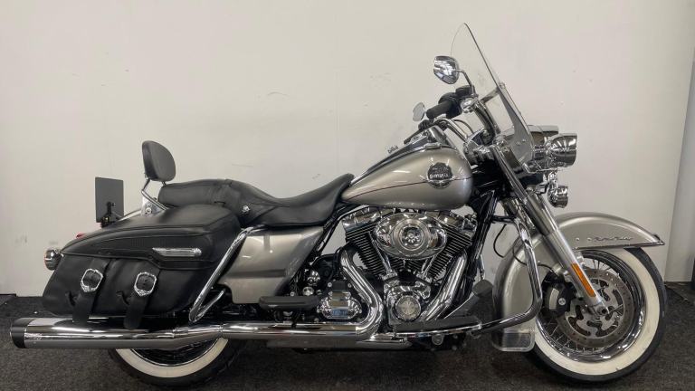 HARLEY-DAVIDSON TOURING FLHRC ROAD KING CLASSIC * CRUISE - SCREEN - VandH PIPE