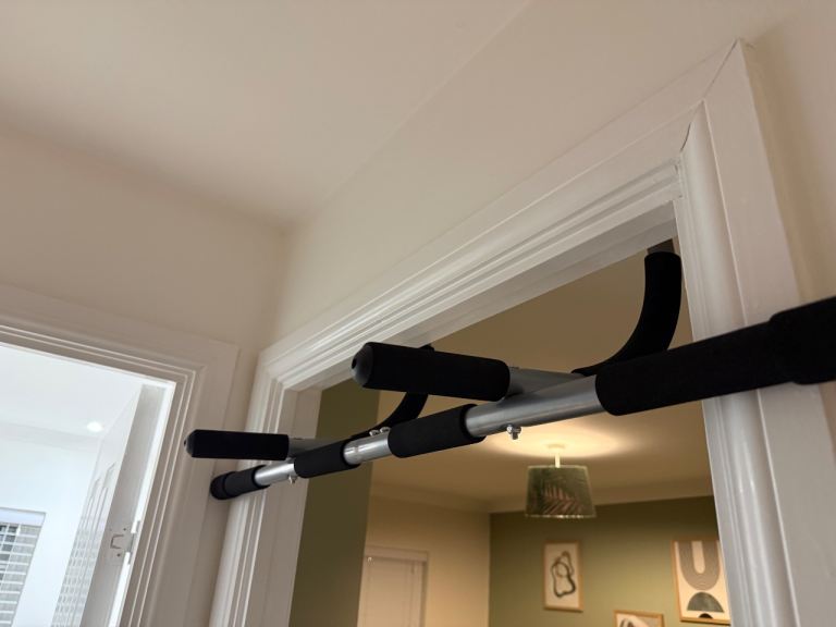 Doorway pull up bar 