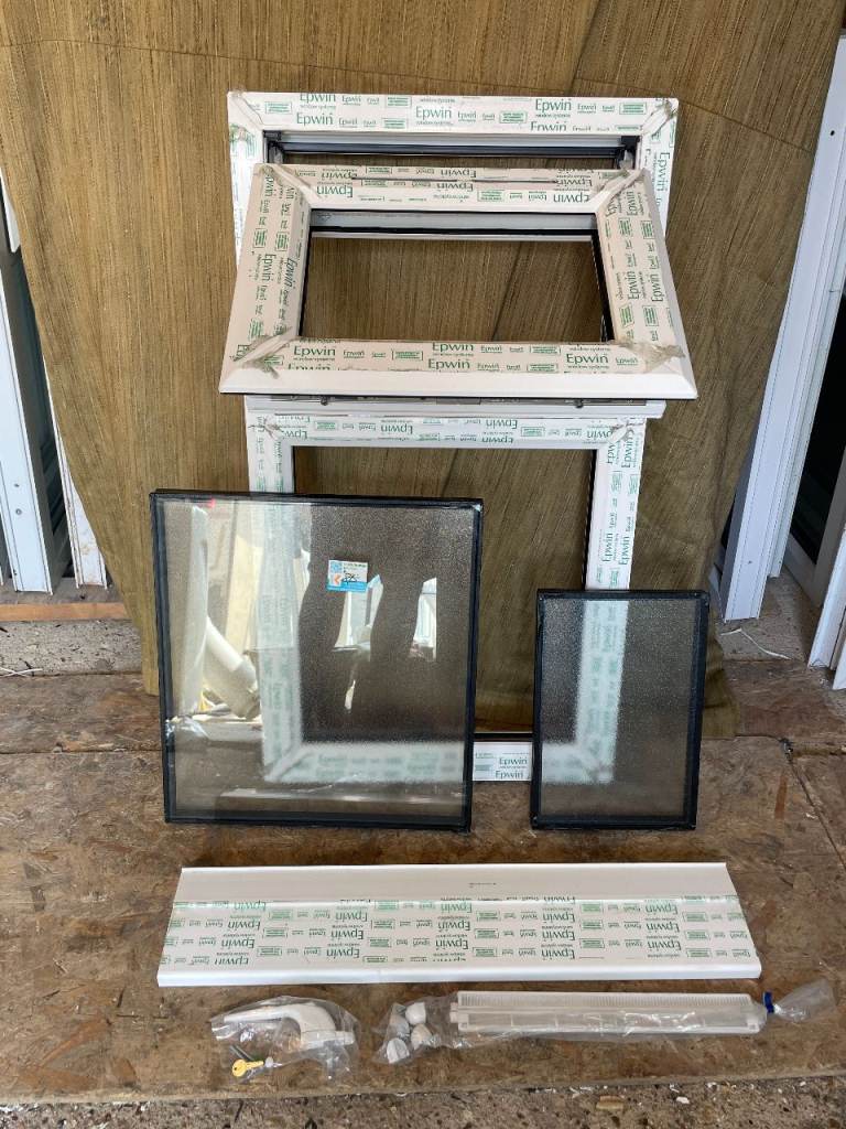 H 97.5 x W 55 cm - BRAND NEW UPVC DOUBLE GLAZED WINDOW (BATHROOM) OBSCURE THERMAL GLASS (REF: SJ22)