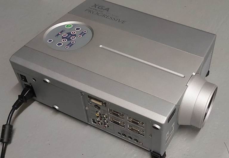 Hitachi CP-X980 Projector