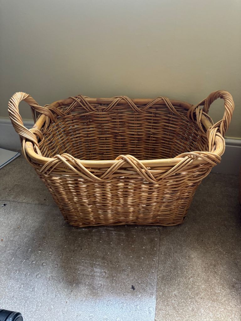 Wicker laundry log basket