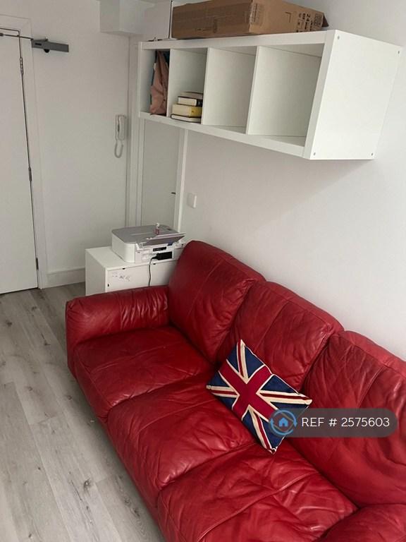 4 bedroom flat in Lingfield Avenue, Kingston Upon Thames, KT1 (4 bed) (#2575603)