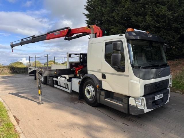2018 68 Volvo FE320 6X2 27ft cheese wedge beavertail Palfinger PK19 remote crane