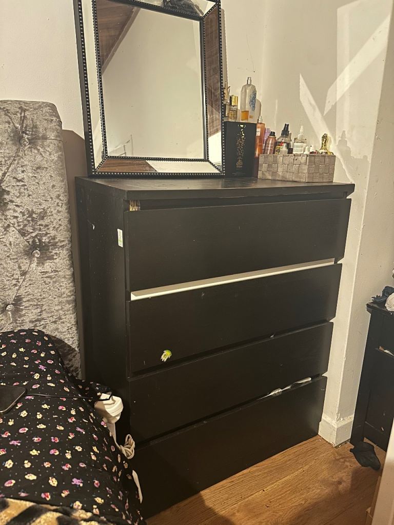 Black Chest of Drawers with 4 Drawers