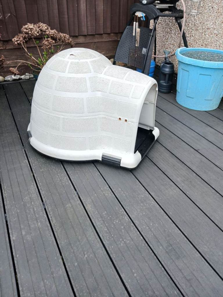 Igloo cat or small dog shelter 