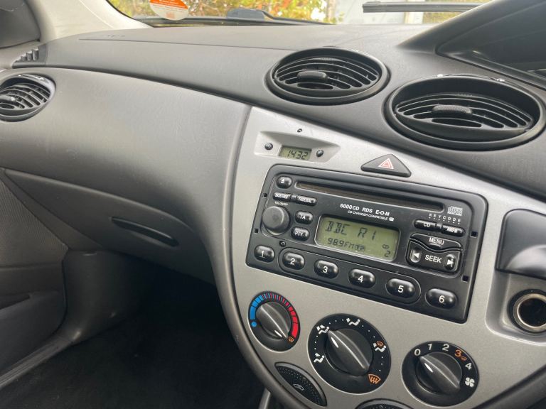 FORD FOCUS 1.6 ZETEC AUTOMATIC 04 REG BLUE 5 DOOR 11 MONTHS MOT LOW INSURANCE 36+MPG