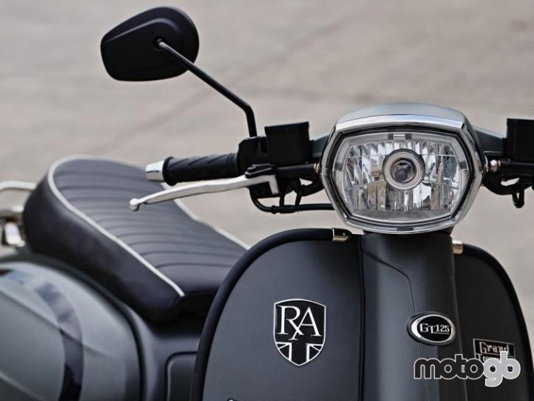 ROYAL ALLOY GT 125cc A Modern Classic Retro Automatic Moped Scooter