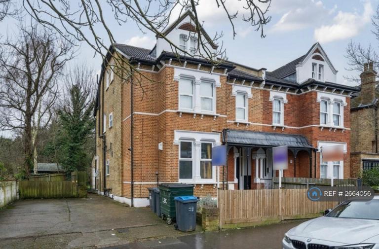 1 bedroom flat in Moreton Road, South Croydon, CR2 (1 bed) (#2664056)