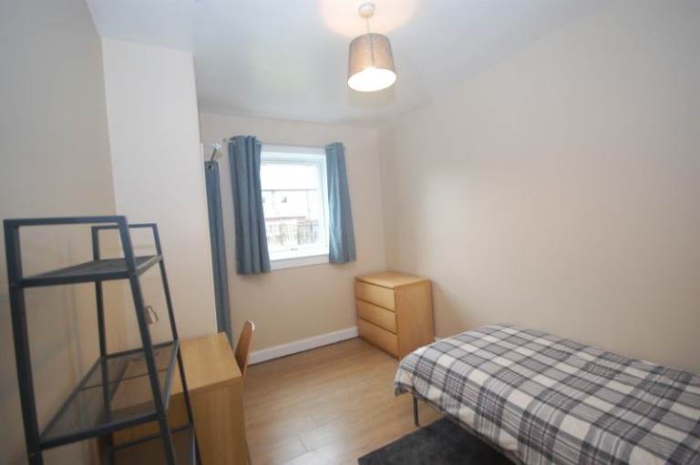 Single room - shared flat v close to ED Coll/Napier/HW