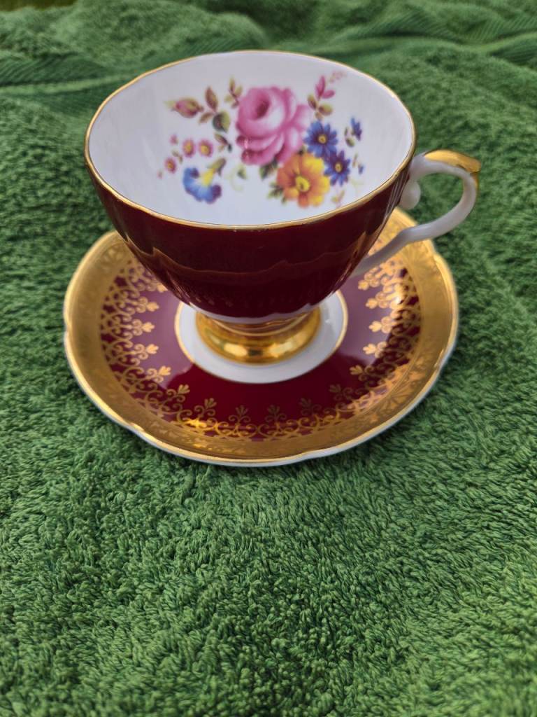 Royal Grafton English Bone China Tea Cup Set – Crimson Red with Heavy Gilt & Pink Rose Pattern