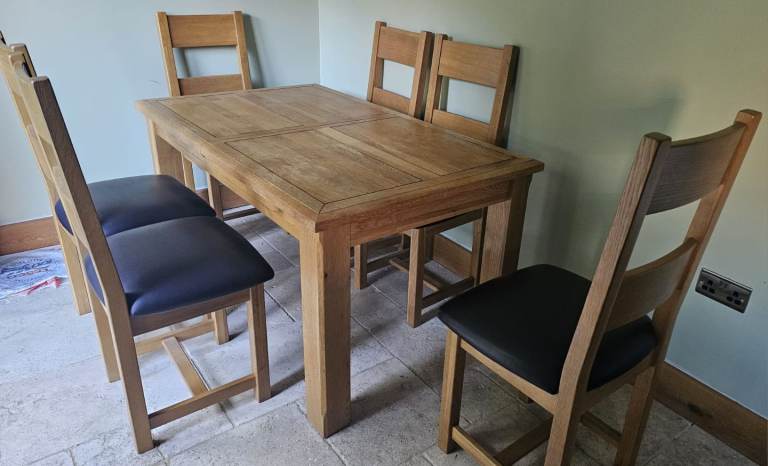 Oak Dining Table and 6 Chairs