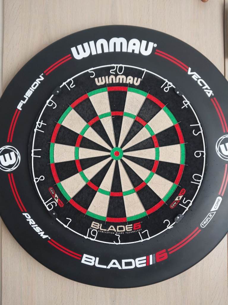 Winmau dartboard set