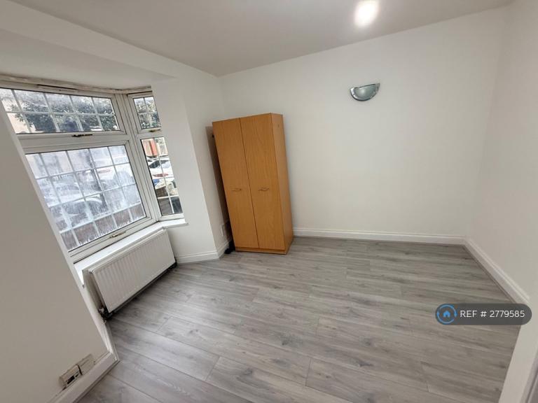 2 bedroom flat in Western Road, London, E13 (2 bed) (#2779585)
