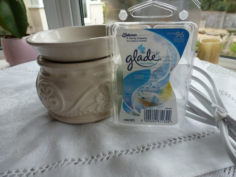 Glade Cream Ceramic Floral Patterned Electric Wax Melt Warmer Burner