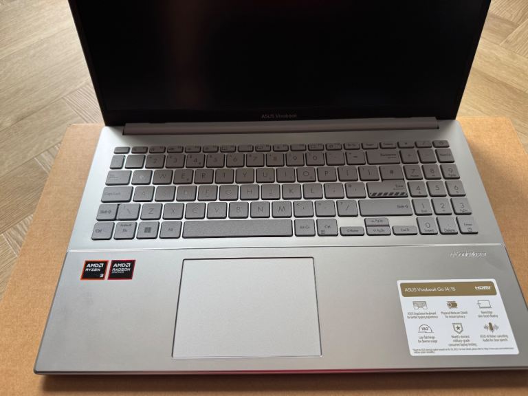 ASUS Vivobook Go 15 E1504FA 15.6" Laptop - AMD Ryzen 3, 128 GB SSD,
Silver