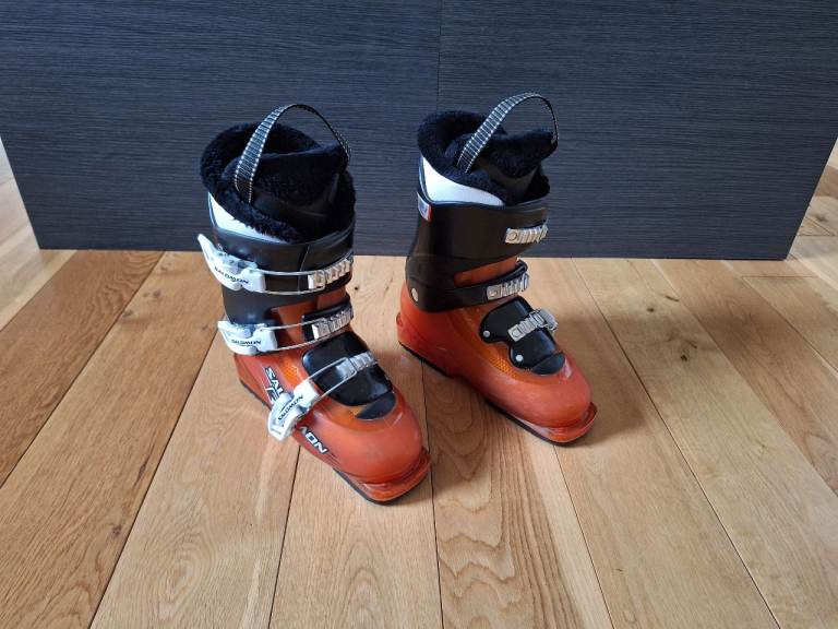 A PAIR OF SALOMON JUNIOR SKI BOOTS IN 'AS NEW' CONDITION UK SIZE 3