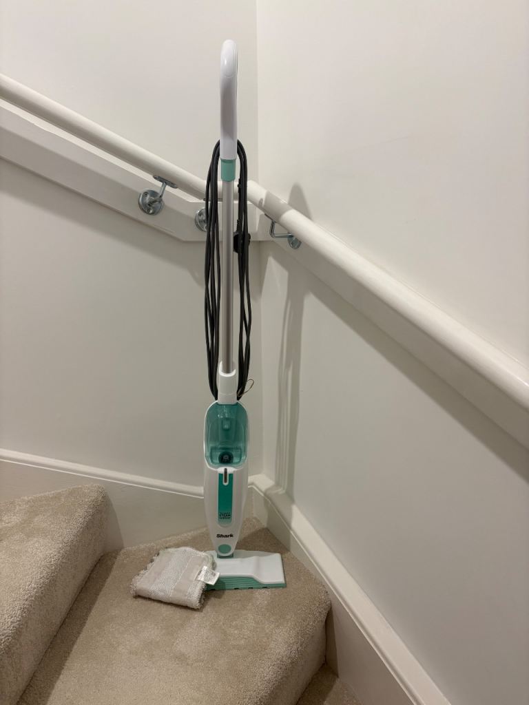 Shark pocket steam cleaner with one washable cleaning pad