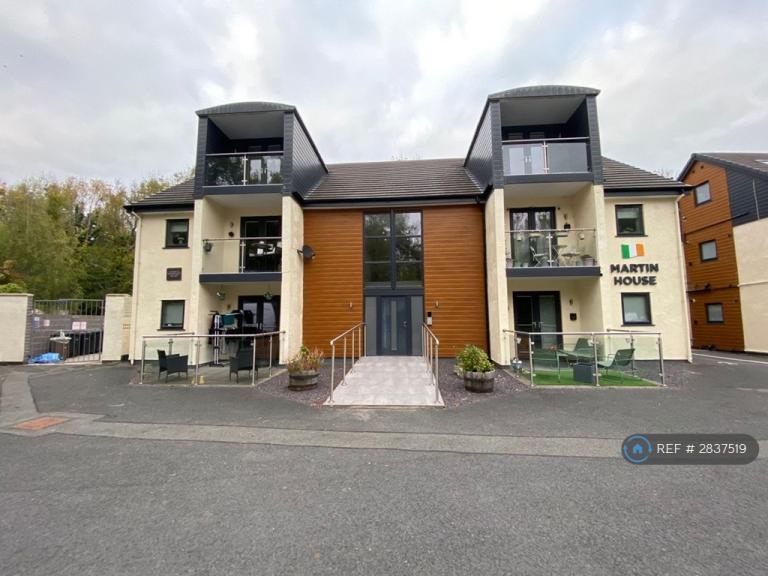 2 bedroom flat in Newmarket Road, Dyserth, Rhyl, LL18 (2 bed) (#2837519)