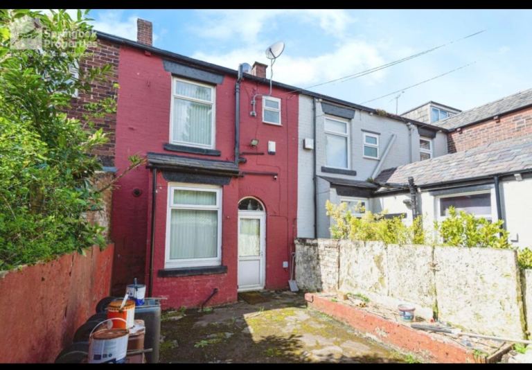 2 bedroom House to rent near Oldham Hospital