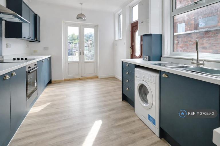 3 bedroom house in Gainsborough Road, Crewe, CW2 (3 bed) (#2702910)