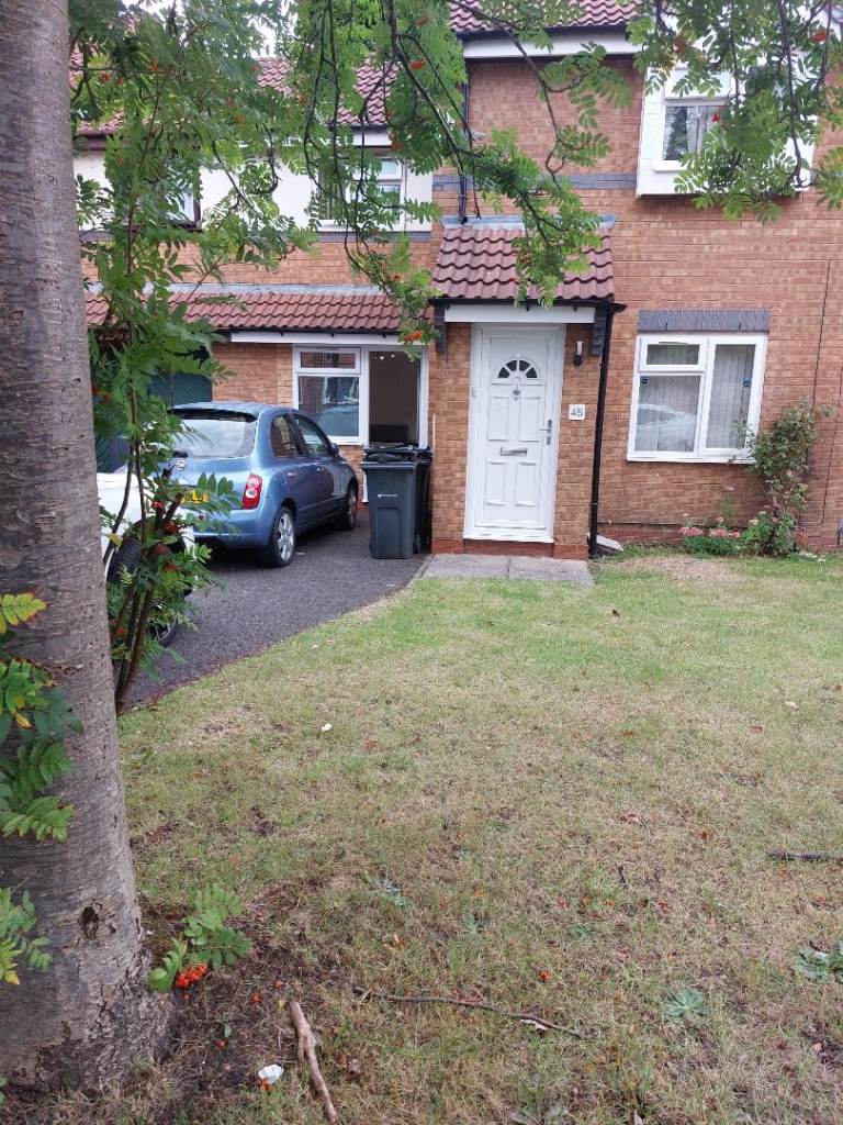 Large bedroom to rent in shared house. 15 minutes walk from Birmingham city centre 