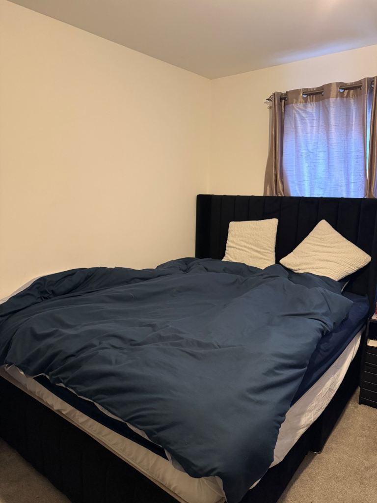 Large double room for rent Woking 